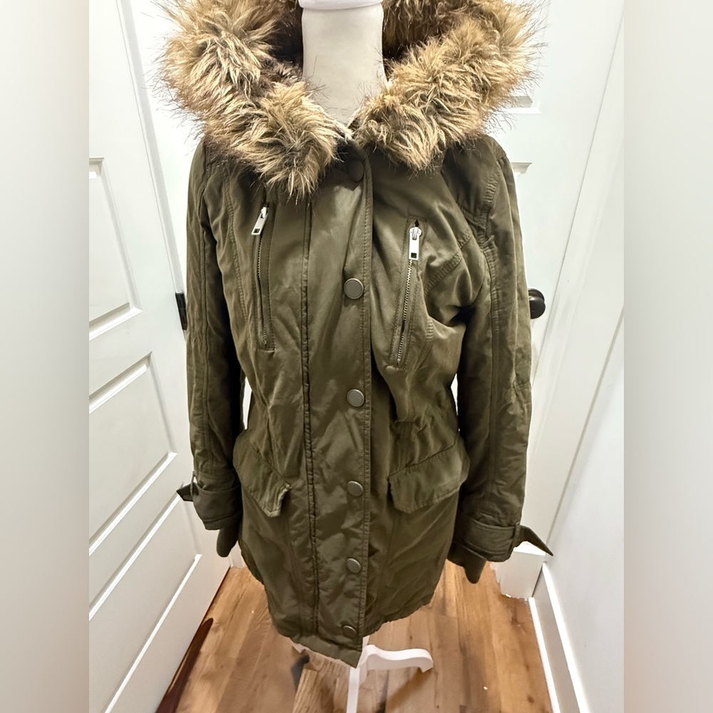 Forever 21. Military Green Utility Parka w/Faux Fur and Cheetah. Size Medium.